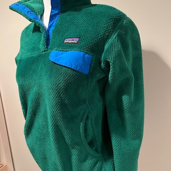 Patagonia women’s size med. pull over green fleece. Great condition. - Picture 3 of 5